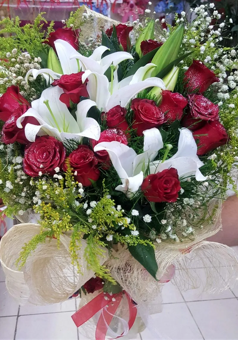 KIRMIZI GÜL VE BEYAZ LİLYUM BUKETİ CANLI